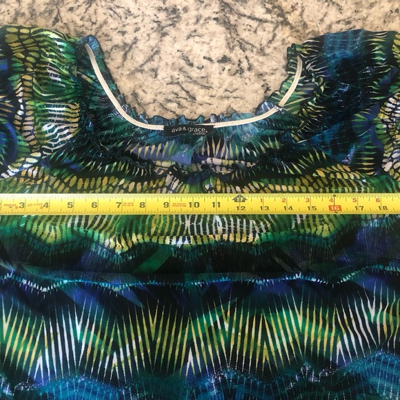 Ava and Grace Women’s Petite Large Short Puffed Sleeve Knit Top - Picture 5 of 12